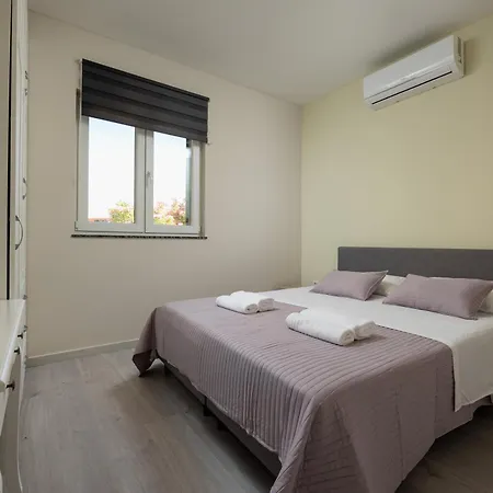 Apartment Beverly Hills, Heated Pool, Jacuzzi, 12 People Zadar