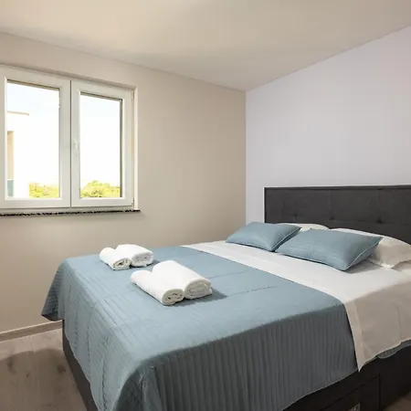 Beverly Hills, Heated Pool, Jacuzzi, 12 People Zadar