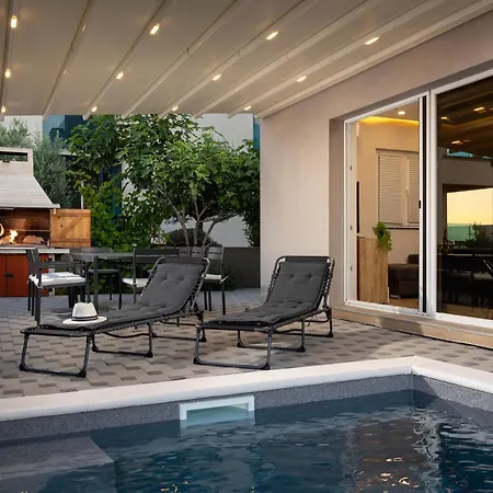 Beverly Hills, Heated Pool, Jacuzzi, 12 People Apartment Zadar