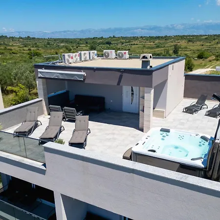 Apartment Beverly Hills, Heated Pool, Jacuzzi, 12 People Zadar