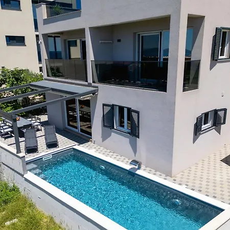 Apartment Beverly Hills, Heated Pool, Jacuzzi, 12 People Zadar
