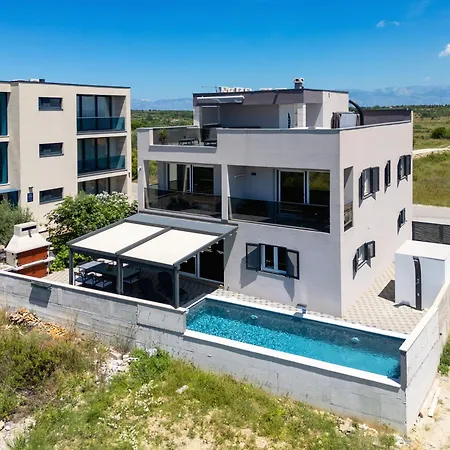 Beverly Hills, Heated Pool, Jacuzzi, 12 People Apartment