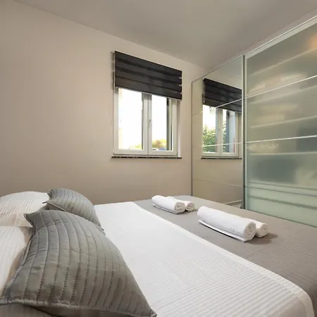 Beverly Hills, Heated Pool, Jacuzzi, 12 People Apartment Zadar