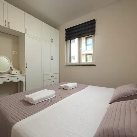 Beverly Hills, Heated Pool, Jacuzzi, 12 People Apartment *