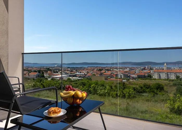 Lägenhet Beverly Hills, Heated Pool, Jacuzzi, 12 People Zadar