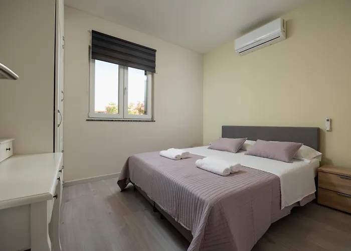 Lägenhet Beverly Hills, Heated Pool, Jacuzzi, 12 People Zadar