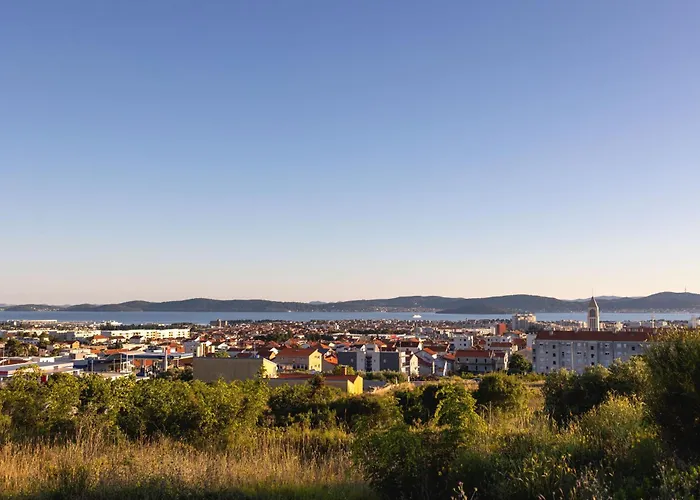 Beverly Hills, Heated Pool, Jacuzzi, 12 People Apartment *