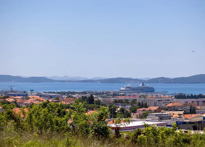 Lägenhet Beverly Hills, Heated Pool, Jacuzzi, 12 People Zadar