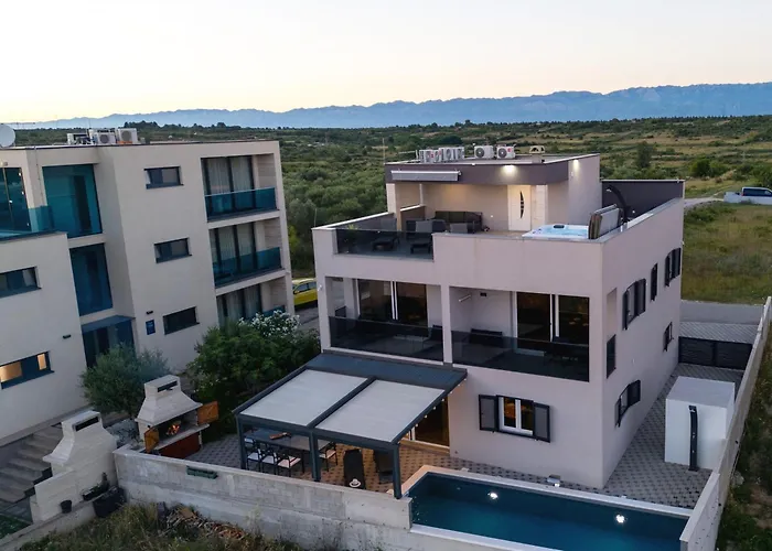 Beverly Hills, Heated Pool, Jacuzzi, 12 People * Zadar