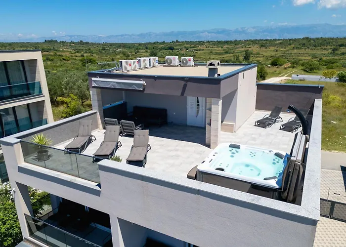 Lägenhet Beverly Hills, Heated Pool, Jacuzzi, 12 People Zadar