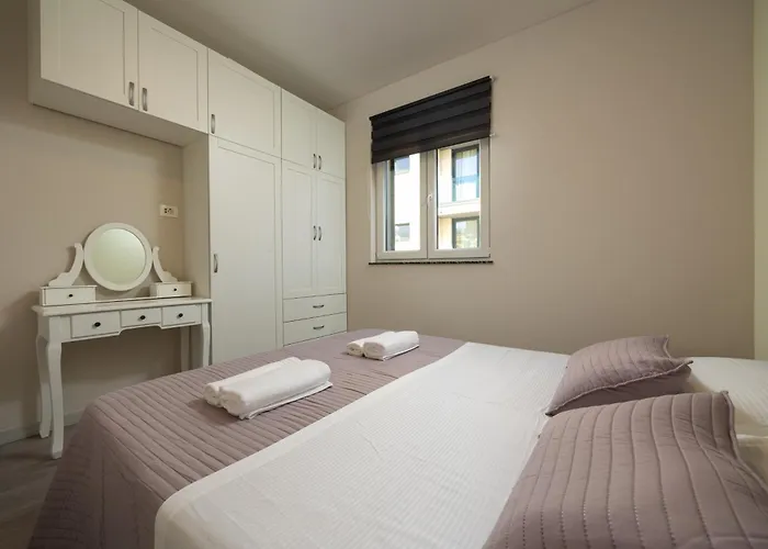 Beverly Hills, Heated Pool, Jacuzzi, 12 People Apartment *